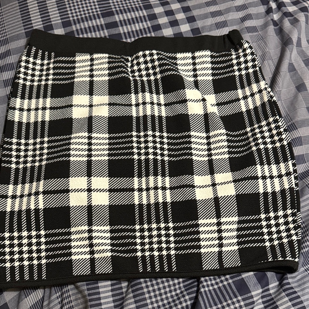 Stylish Black and White Plaid Skirt